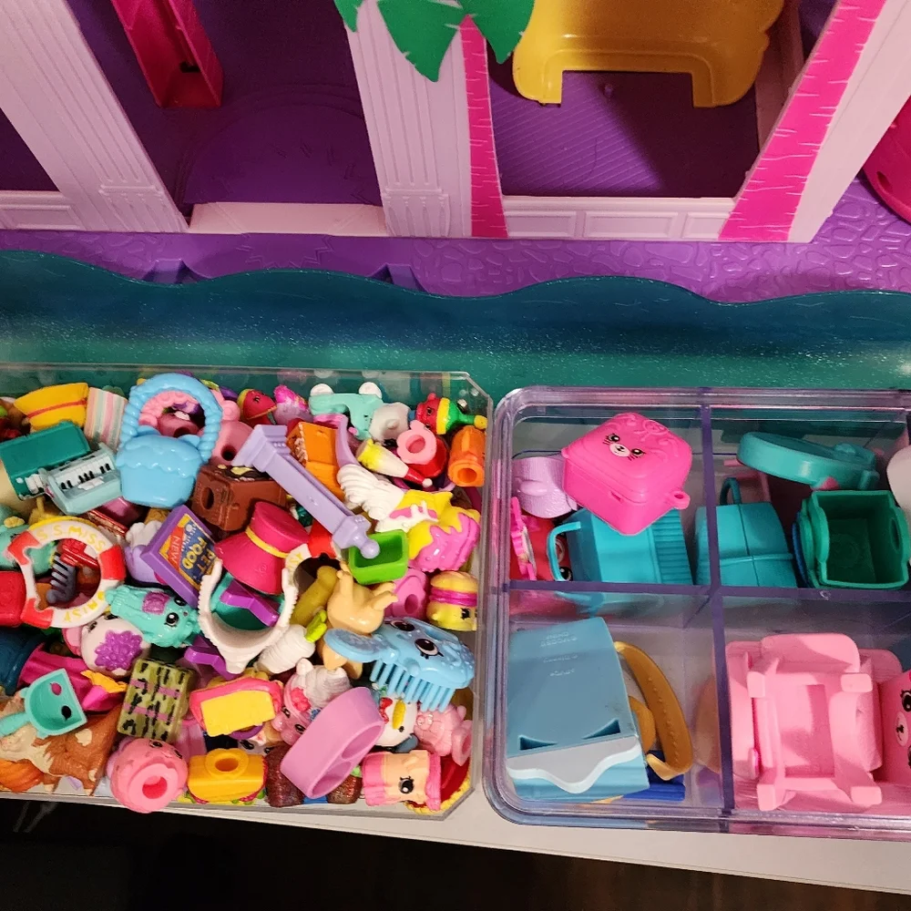 Shopkins Shopville Super Mall Playset with Huge Lot of Accessories - Picture 5 of 16